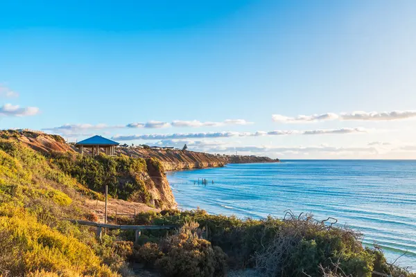 Günbatımında iskele kalıntılarıyla birlikte Willunga limanı kıyısı, Fleurieu Yarımadası, Güney Avustralya