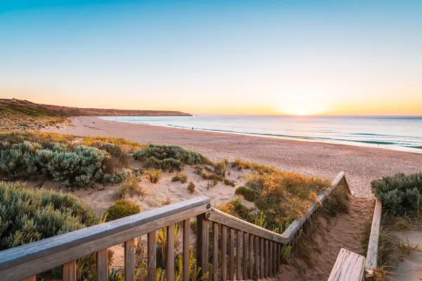 Günbatımında Red Ochre Cove ile Maslin Sahili, Fleurieu Yarımadası, Güney Avustralya
