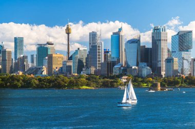 Güzel Sydney şehrinin gökyüzü manzarası gökdelenler ve gökdelenler Bradleys Limanı boyunca mavi gökyüzü ve beyaz kabarık bulutlar bir günde