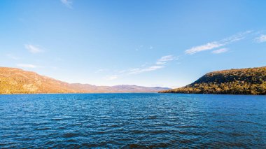 Bellfield Gölü, Doğu Grampians 'ta aydınlık bir günde Halls Gap, Grampians Ulusal Parkı, Victoria, Avustralya