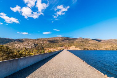 Doğu Grampians 'ta, Halls Gap, Grampians Ulusal Parkı, Victoria, Avustralya yakınlarında aydınlık bir günde Bellfield Gölü barajı.