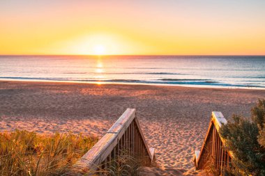 Günbatımında Maslin Sahili 'ne Boardwalk, Fleurieu Yarımadası, Güney Avustralya
