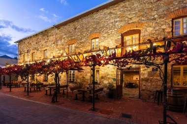 Hahndorf, Güney Avustralya - 1 Mayıs 2021: Hahndorf Eski Değirmen Oteli Gece vakti Adelaide Hills 'de kimse yokken Ana Cadde' den izlenirken