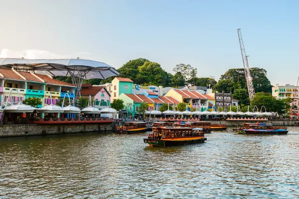 Singapur - 1 Temmuz 2025: Clarke Rıhtımı Jetty ve tekneleriyle bir gün Singapur Nehri 'nin karşısındaki rıhtımda görüldü