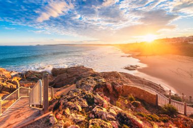 Günbatımı Encounter Bay 'in üzerinde Knight Beach, Port Elliot, Güney Avustralya' da görüldü.