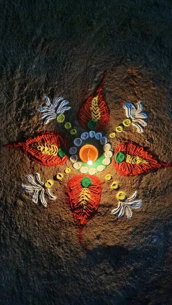 Hint evinde Diwali için Rangoli dekorasyonu..