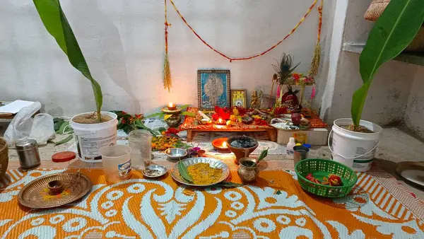 Hint evlerinde ibadet yeri, Tanrı heykelleri, çiçekler.