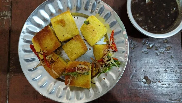 Hint Gujarati mutfağı Dhokla tabakta Imli Chutney ile