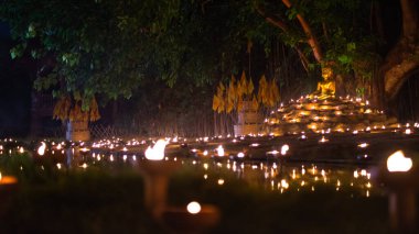 Wat Pan Tao Tapınağı 'ndaki Buda heykeli ile mum ışığı Phan Tao Tapınağı, Chiangmai, Tayland