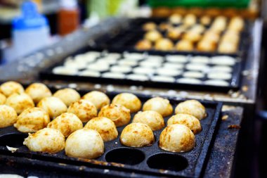 Sıcak tavada Takoyaki - Ahtapot topu, Japon sokak yemeği