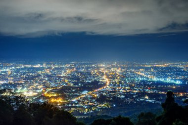 Şehir gecesi dağın tepesinden, Chiang Mai, Tayland