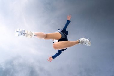 Mutlu, çekici Asyalı kadın gökyüzüne doğru atlıyor.