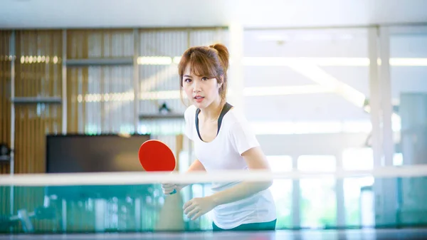 Привлекательная Азиатская Женщина Играет Настольный Теннис Пинг Понг Спортивном Клубе — стоковое фото