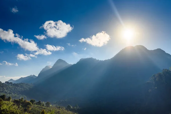 Coucher Soleil Majestueux Dans Paysage Montagneux Bleu Images De Stock Libres De Droits