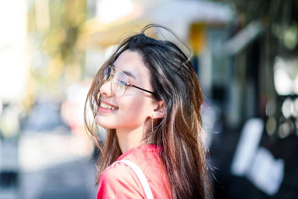 Jovem Asiática Bonita Fêmea Sorrindo Andando Rua Cidade Pôr Sol Fotografias De Stock Royalty-Free
