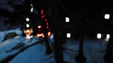 Dağlardaki küçük bir köyün ortasında bir Noel ağacı parlıyor. Animasyon video kartı. Noel kutlaması kavramı.