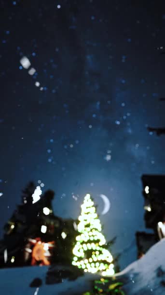 Een Kerstboom Schijnt Helder Een Wazige Achtergrond Verticale Video Plaats — Stockvideo