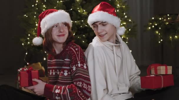 Nastolatki Wymieniają Się Prezentami One Ubrane Piękne Ubrania Świąteczne Tle — Wideo stockowe