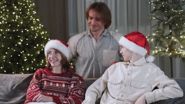 Ένας Πατέρας Δίνει Στα Έφηβα Παιδιά Του Χριστουγεννιάτικα Δώρα Φώτα — Αρχείο Βίντεο