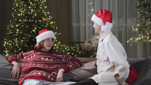 Έφηβοι Ένας Αδερφός Δίνει Δώρο Πρωτοχρονιάς Στην Αδερφή Του Παιδιά — Αρχείο Βίντεο