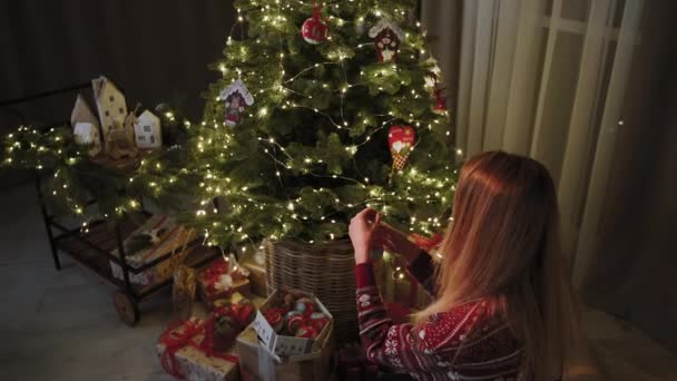 Domowej Atmosferze Młoda Dziewczyna Ozdabia Choinkę Koncepcja Świętowania Nowego Roku — Wideo stockowe