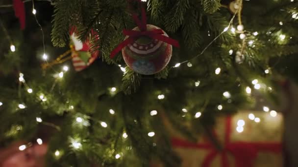一个长相欧洲的漂亮姑娘躺在圣诞树下 在圣诞树周围 有许多礼物送给全家 庆祝新年的概念 — 图库视频影像