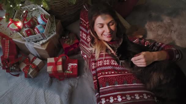 Neujahrsstimmung Eine Süße Frau Liegt Unter Dem Weihnachtsbaum Und Streichelt — Stockvideo