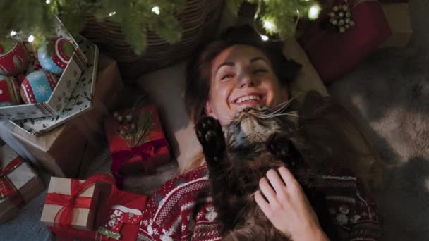 Krásná Žena Společnosti Své Oblíbené Kočky Leží Pod Vánočním Stromečkem — Stock video