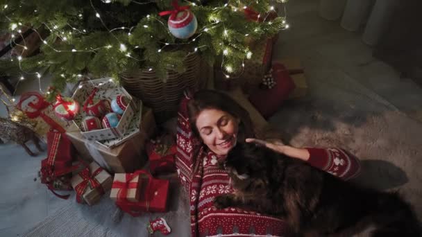 Een Schattig Meisje Ligt Onder Kerstboom Bedekt Met Geschenken Geniet — Stockvideo