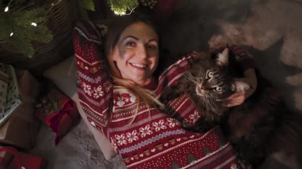 Una Mujer Linda Yace Bajo Árbol Navidad Disfruta Compañía Hermoso — Vídeos de Stock