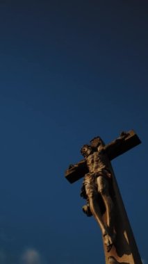 Destansı manzara. Kefaret konsepti. Golgotha tepesinde üç haç ve mavi gökyüzünde hızla hareket eden güzel bulutlar. Diriliş, yeni hayat, Paskalya. Dikey video
