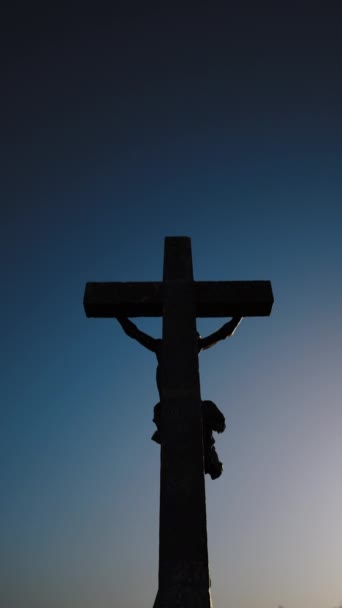 Kříž Kopci Golgota Krásnými Mraky Rychle Pohybující Modré Obloze Vzkříšení — Stock video