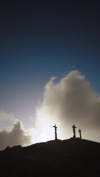 Drie Kruisen Heuvel Golgotha Met Prachtige Wolken Snel Bewegen Sterrenhemel — Stockvideo