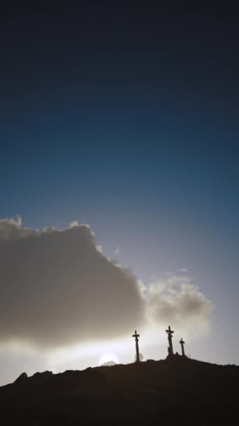 Τρεις Σταυροί Στον Λόφο Γολγοθά Όμορφα Σύννεφα Κινούνται Γρήγορα Στον — Αρχείο Βίντεο