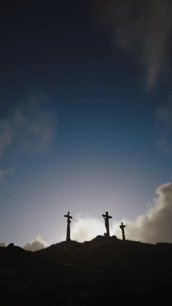 Три Креста Голгофском Холме Красивыми Облаками Быстро Движущимися Звездному Небу — стоковое видео