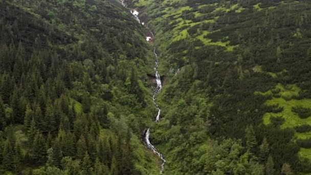空中拍摄展示了令人叹为观止的高山美景和一条瀑布连绵不绝的山河 相机慢慢地向前移动 — 图库视频影像