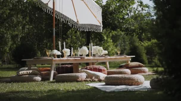 节日活动的概念 露天花园有一张布置精美的桌子 上面装饰着精美的菜肴 蜡烛和鲜艳的花朵 装有平板相机的卡车左边 — 图库视频影像