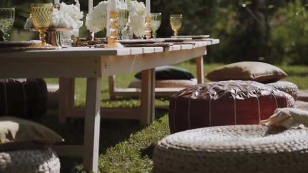 Superbe Vue Dans Jardin Plein Air Une Table Magnifiquement Dressée — Video