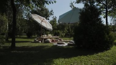 Açık hava bahçesinde nefis sofra eşyaları, mumlar ve canlı çiçeklerle süslenmiş büyüleyici bir masa bekliyor. Partiler, düğünler ve büyük kutlamalar için ideal bir yer..