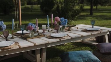 Tatiliniz, doğum gününüz, küçük partiniz için çok güzel dekore edilmiş bir yer. Antika sofra takımı, zarif bardaklar ve renkli ortancalar şenlikli bir atmosfer yaratır. Kamera yavaşça masanın manzarasına açılır.