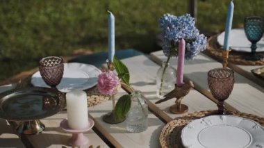 Kamera güzel bir sehpanın içeriğini gösteren bir yay şeklinde yavaşça hareket eder. Açık havada dinlenme odası, tatil için güzel bir yer. Doğum günü kutlaması, küçük bir parti..