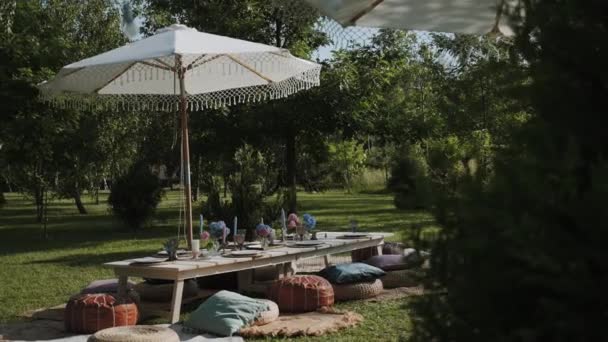 Tavolo Apparecchiato Sul Prato Nel Giardino All Aperto Piatti Vuoti — Video Stock