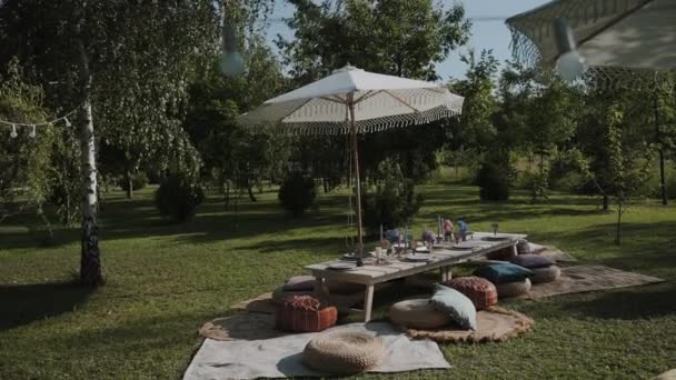 Een Prachtig Gedekte Tafel Openlucht Tuin Met Prachtig Servies Kaarsen — Stockvideo