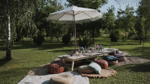 室外花园有一张布置精美的餐桌 有精美的餐具 蜡烛和五彩缤纷的花朵 是庆祝和特殊场合的绝佳选择 — 图库视频影像