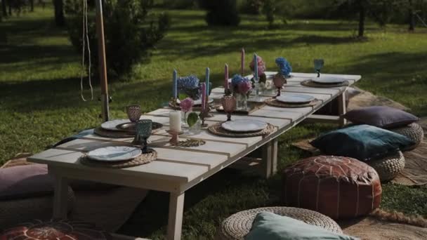 Movement Camera Brings Closer Banquet Table Located Open Air Vintage — Stock Video