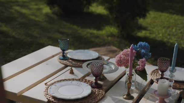클로즈업 카메라는 정원에서 아름답게 설정된 테이블로 이동합니다 결혼식 생일의 — 비디오