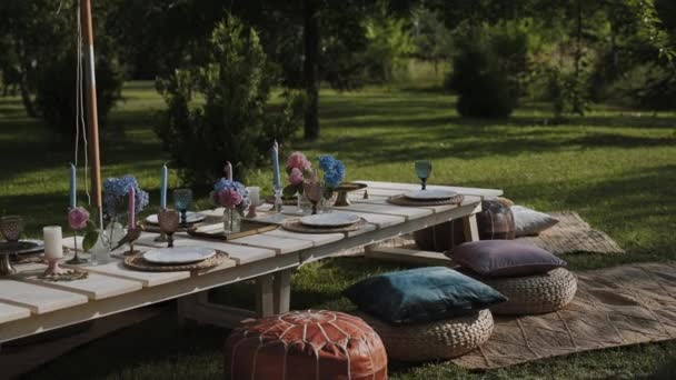 Une Table Pour Vos Vacances Servie Avec Vaisselle Vintage Des — Video