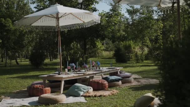 정원에서 잔디에 설정된 테이블 접시와 특이한 아름다운 부드러운 즐거움과 시간을 — 비디오