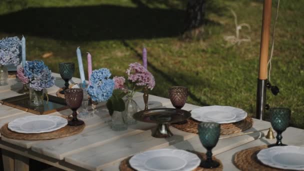 클로즈업 카메라는 아름답게 설정된 테이블의 내용을 천천히 보여줍니다 야외의 라운지 — 비디오