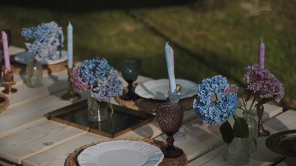 카메라는 천천히 앞으로 아름답게 설정된 테이블의 내용을 보여줍니다 야외의 라운지 — 비디오